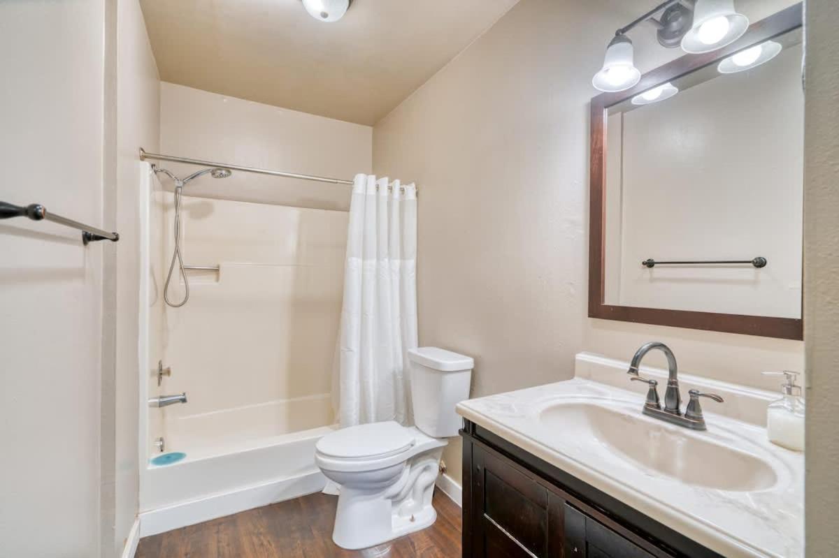 Collection - Charming 2br In The Heart Of Ne